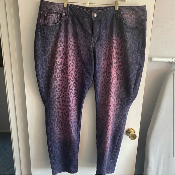 Rare Vintage Torrid Denim! - Purple & Pink Leopard Print Jeans - EUC - Size 24W - Picture 3 of 5